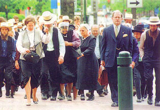 John Pyfer with numerous Amish men and women