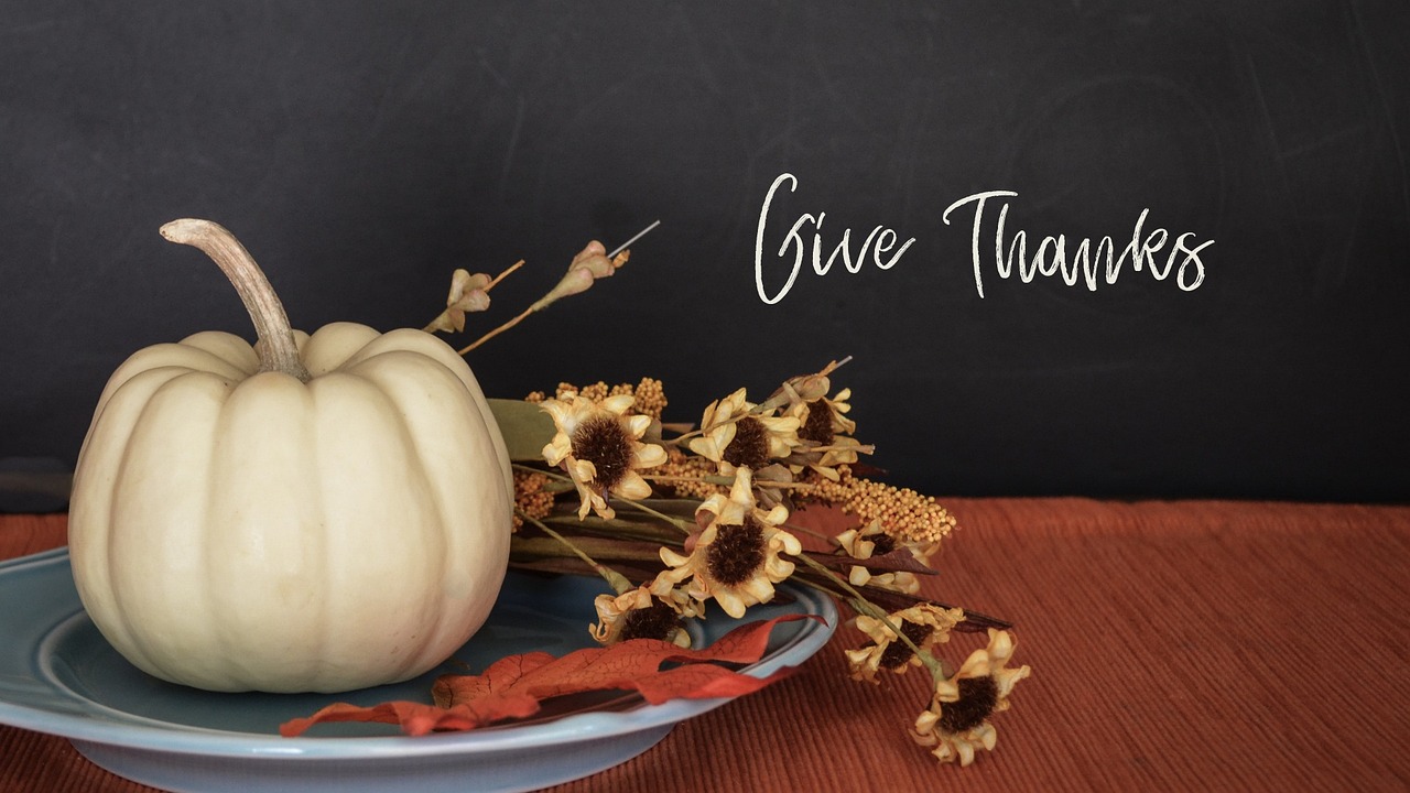 Thanksgiving-day-gathering-giving-thanks